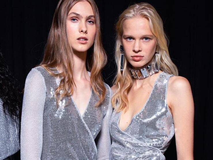 Fotos: Prendas y accesorios metalizados para brillar en las noches de verano