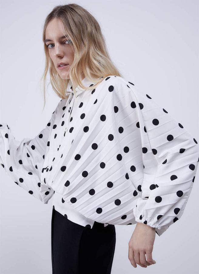 Fueron tendencia el año pasado, se han afianzado este verano y parece que se van a seguir llevando en invierno. Si todavía no tienes una prenda de topos, aprovecha y hazte con ella en forma de camisa como este modelo que hay en Uterqüe (34,95 euros).