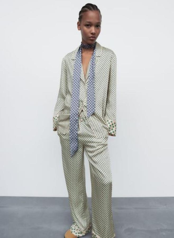 Esta la tendencia de la temporada otoño/invierno. Los cojuntos pijameros vienen pisando fuerte y si tú no te atreves con los pantalones, no te pierdas la oportunidad de hacerte con una camisa. Sientan de maravilla y son muy originales como esta de Zara (25,95 euros).