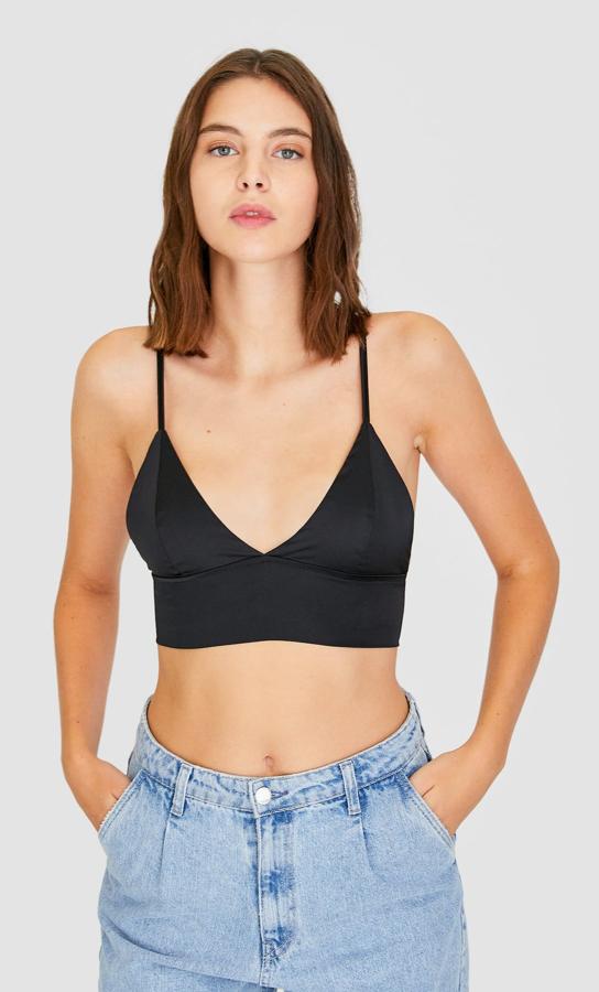 Confeccionado en tejido satinado, y disponible en negro, blanco y azul, este bralette de Stradivarius cuesta 12,99 euros y está disponible en las tallas S, M y L.