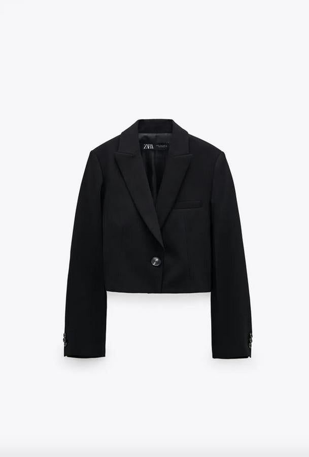 En color negro, con cuello y solapa con manga larga, esta blazer cropped viene con cierre frontal con botón y falso bolsillo de vivo en delantero. Cuesta 49,95 euros y está disponible entre las tallas XS y L.