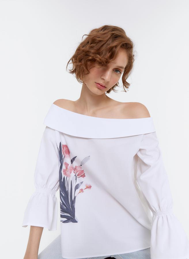 Camisa de popelín con escote barco, manga francesa con elástico en el codo y estampado de flor, de Uterqüe (69 €).