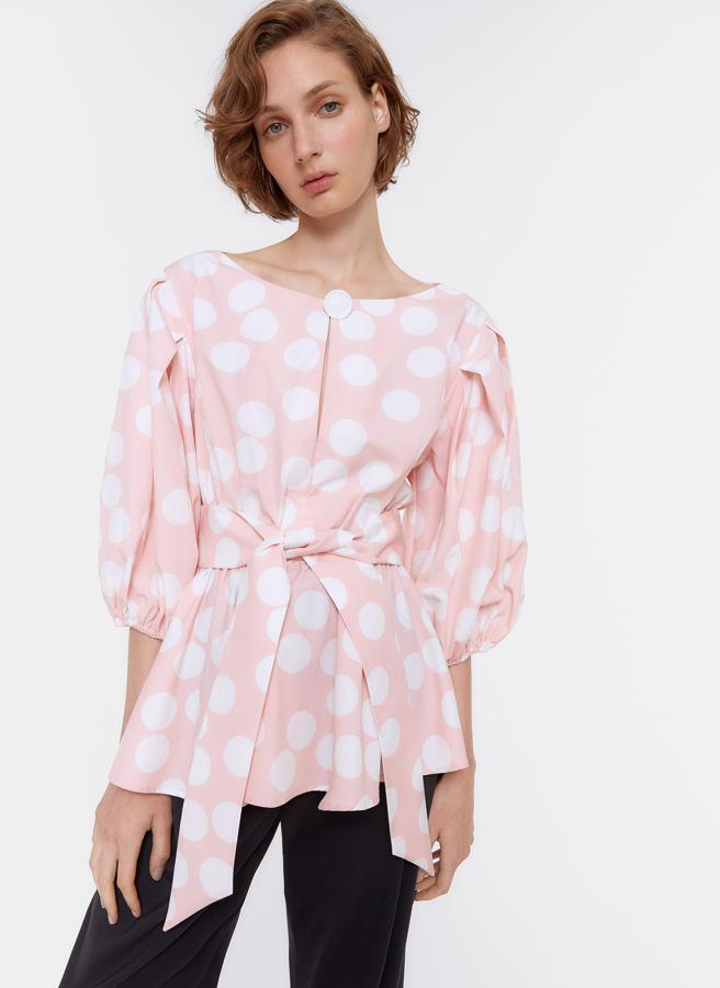 Camisa peplum de popelín con estampado de lunares XL, mangas con puños elásticos, pliegues en los hombros y cintura elástica, de Uterqüe (69 €).