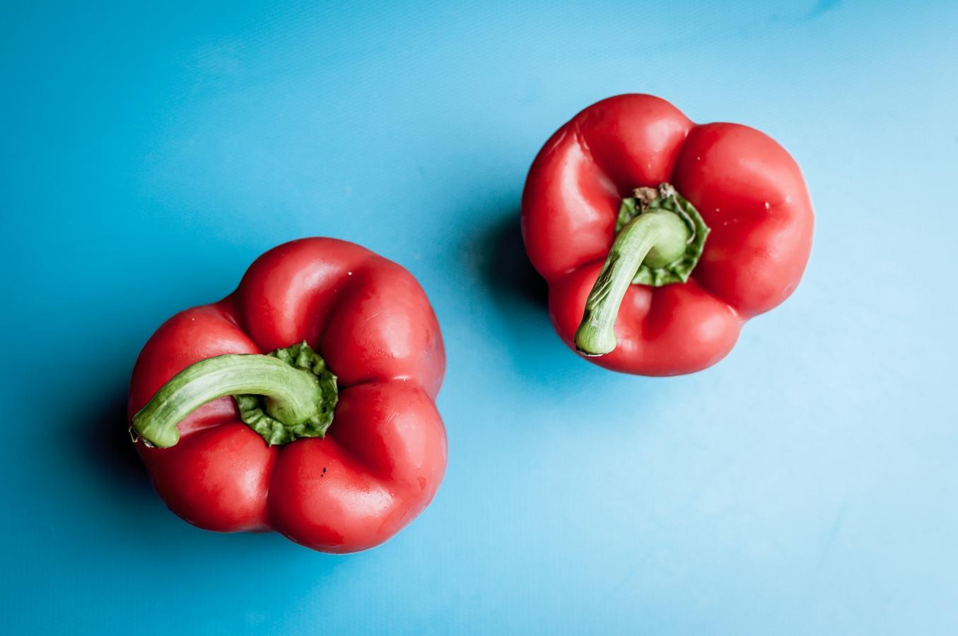 Mucho más dóciles que los pimientos picantes los pimientos rojos son una buena fuente de vitamina C y vitamina A (que le viene muy bien a tus ojos). Si incluyes en tus guisos y recetas una taza de pimiento rojo picado estarás añadiendo 190 mg de vitamina C a tu dieta. Y si los prefieres verdes, la cantidad de vitamina C que obtienes es menor, pero aún así con 120 mg de pimiento verde consigues el 200% de la vitamina C que necesitas en tu día.