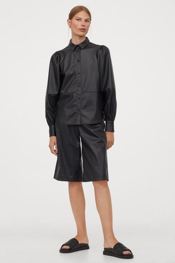 Diseño recto en piel sintética para esta camisa con cuello de pico, mangas largas abullonadas y costura en cintura y mangas. Es de H&M, tiene un precio de 29,99 euros y está disponible entre las tallas XS y XXL.