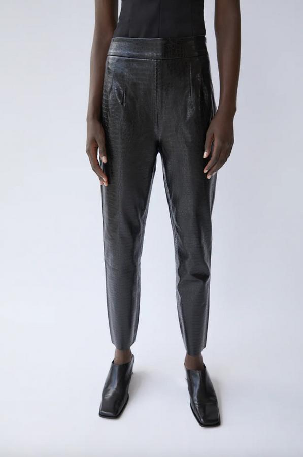 Tiro alto y cierre lateral de cremallera para estos pantalones en efecto piel de cocodrilo de Zara. Cuesta 25,95 euros y está disponible entre las tallas XS y XXL.