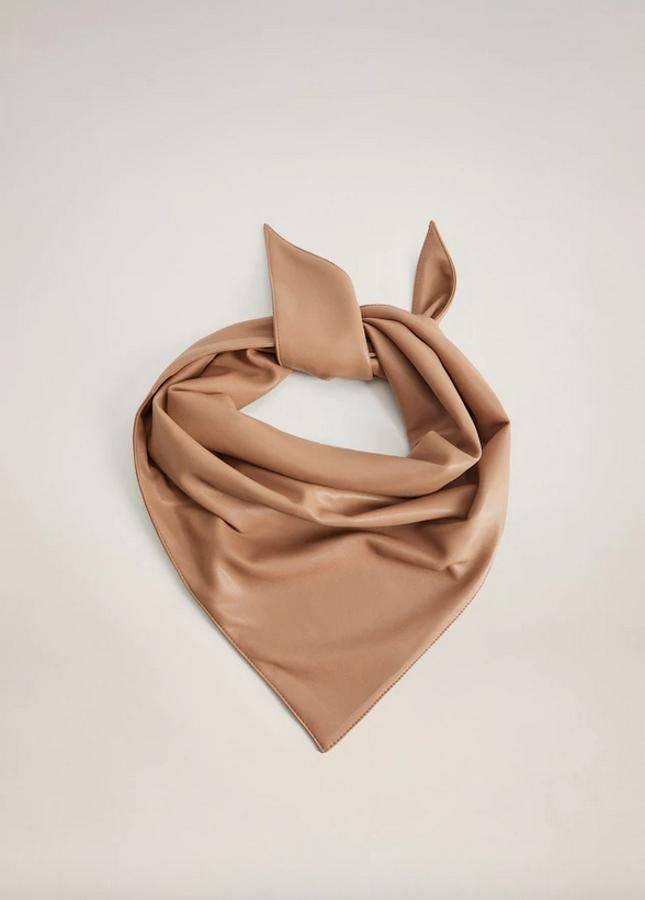 El efecto piel también ha llegado a los accesorios, y este pañuelo de Mango en marrón medio, que también podemos encontrar en negro, lo confirma. Cuesta 19,99 euros.