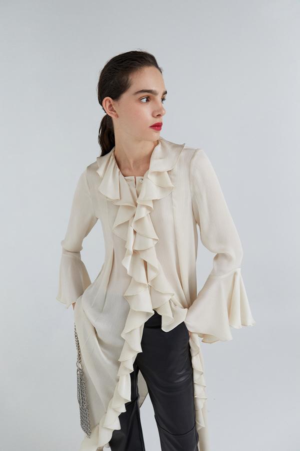 En Sfera hemos encontrado este vestido en color crudo y diseño largo, con mangas terminadas en campana y chorreras frontales a lo largo de toda la prenda. Una propuesta tan original como bonita que cuesta 49,99 euros y está disponible en las tallas S y M.