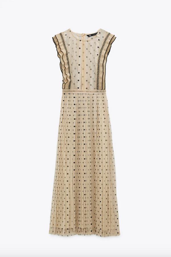 Uno de nuestros favoritos es este precioso vestido en color beige y diseño midi de Zara con cuello redondo, manga sisa y estampado de lunares. Cuesta 49,95 euros y está disponible entre las tallas XS y L.