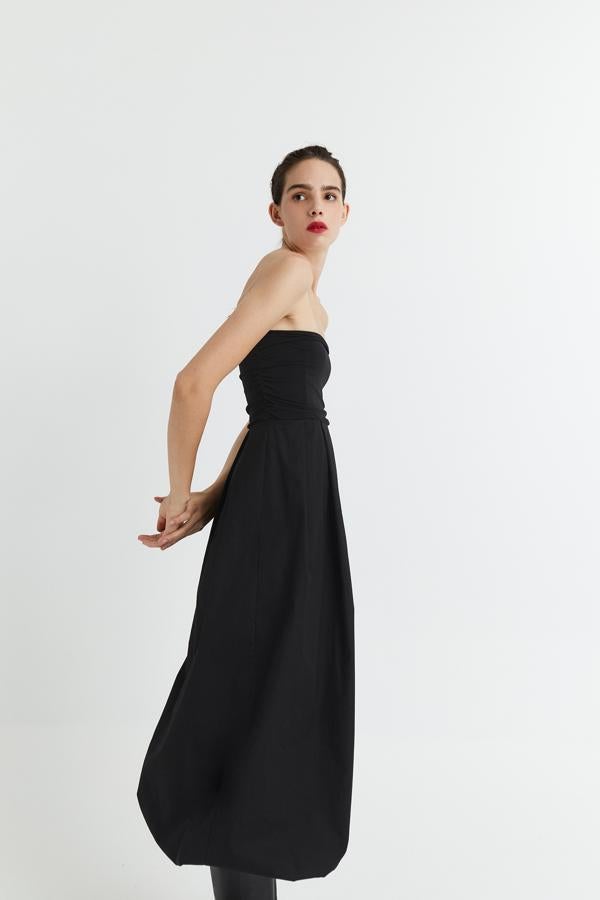 Un vestido negro siempre viene bien en el armario y este de Sfera es tan original como bonito. Con hombros descubiertos y falda abullonada, cuesta 35,99 euros y está disponible en las tallas S, M y L.