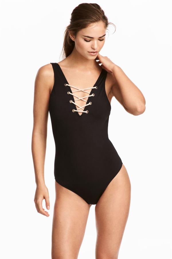 Bañador con lazada color negro: 9,99 euros (antes 29,99 euros).