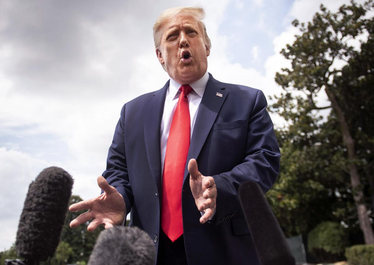 Aunque hemos visto muchas fotografías en las que Donald Trump, Melania Trump, Jeffrey Epstein y Ghislaine Maxwell charlan animadamente en fiestas neoyorquinas, no existe constancia de que el presidente de los Estados Unidos estuvieran en el Lolita Express o en la isla privada del millonario pedófilo. La sintonía era, sin embargo, buena, pues Trump le ha deseado buena suerte a Maxwell en su próximo juicio (nada ha dicho de las víctimas). Sí sabemos que Trump terminó expulsando a Epstein de Mar-a-Lago, su complejo turístico dedicado al golf en Palm Beach: trató de seducir a la hija adolescente de otro socio del club. Antes habían organizado juntos un concurso de belleza que requirió reclutar y llevar a Florida a 28 chicas de todo el país.