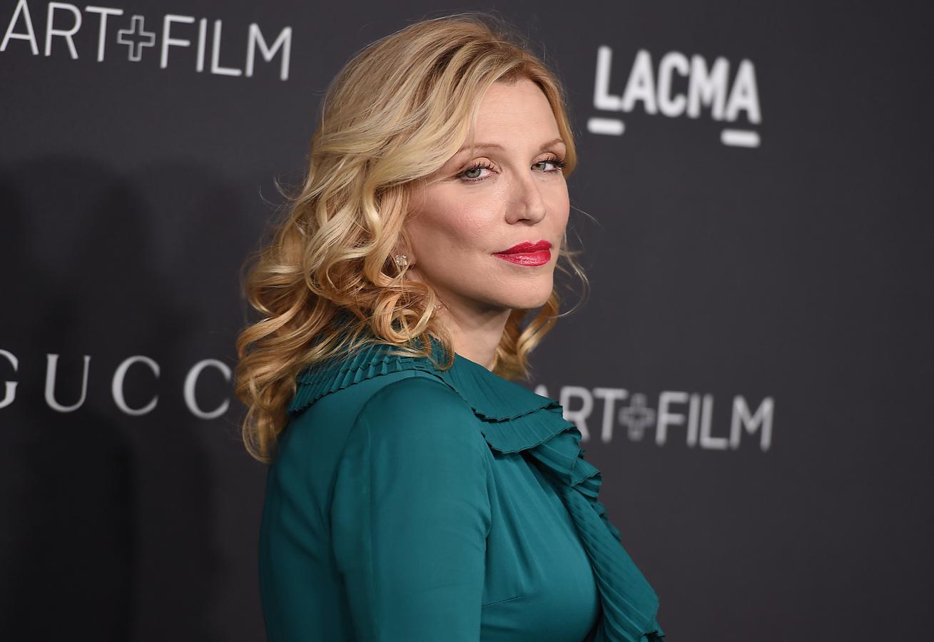 Uno de los documentos más controvertidos de este caso de tráfico de menores y pedofilia y que ya fue prueba en el juicio de 2015 contra Jeffrey Epstein es la agenda del millonario, en el que vienen detalladamente anotados nombres de varios famosos. Se han filtrado nombres que supuestamente aparecen en esa agenda y uno de ellos es el de la cantante, actriz y musa de la moda y el rock Courtney Love. Esta ha contestado que desea "que Epstein arda en el infierno" y ha aclarado que, por lo visto, al millonario le gustaba coleccionar los teléfonos de gente famosa (también estaban los de Donald Trump, Alec Baldwin, Ralph Fiennes y Mick Jagger.