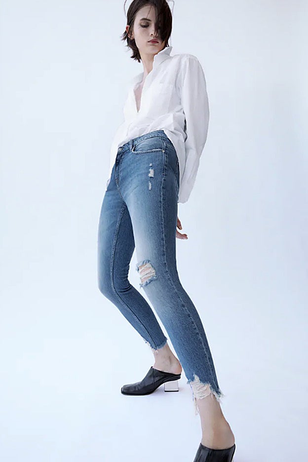 La apuesta skinny de Zara viene con rotos desflecados, sobre todo en el bajo.