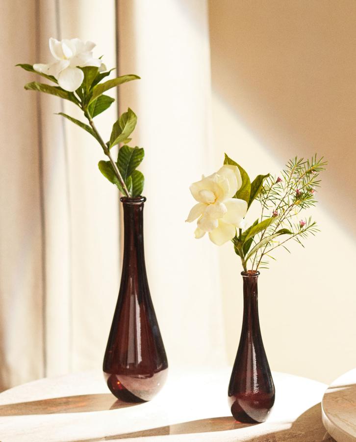 Esta botella decorativa pequeña con forma de lágrima puede contener agua y está disponible en varios tamaños. Desde 5,99 euros.