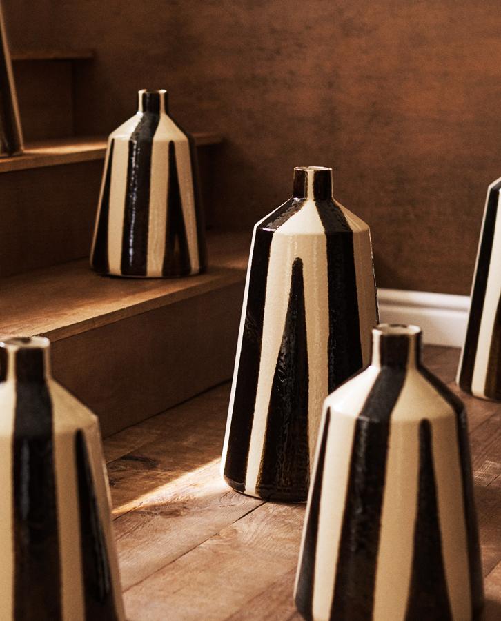 Con rayas en color negro y crema, este jarrón está disponible en dos tamaños, con una altura de 20 centímetros (39,99 euros) o de 24 (49,99 euros).