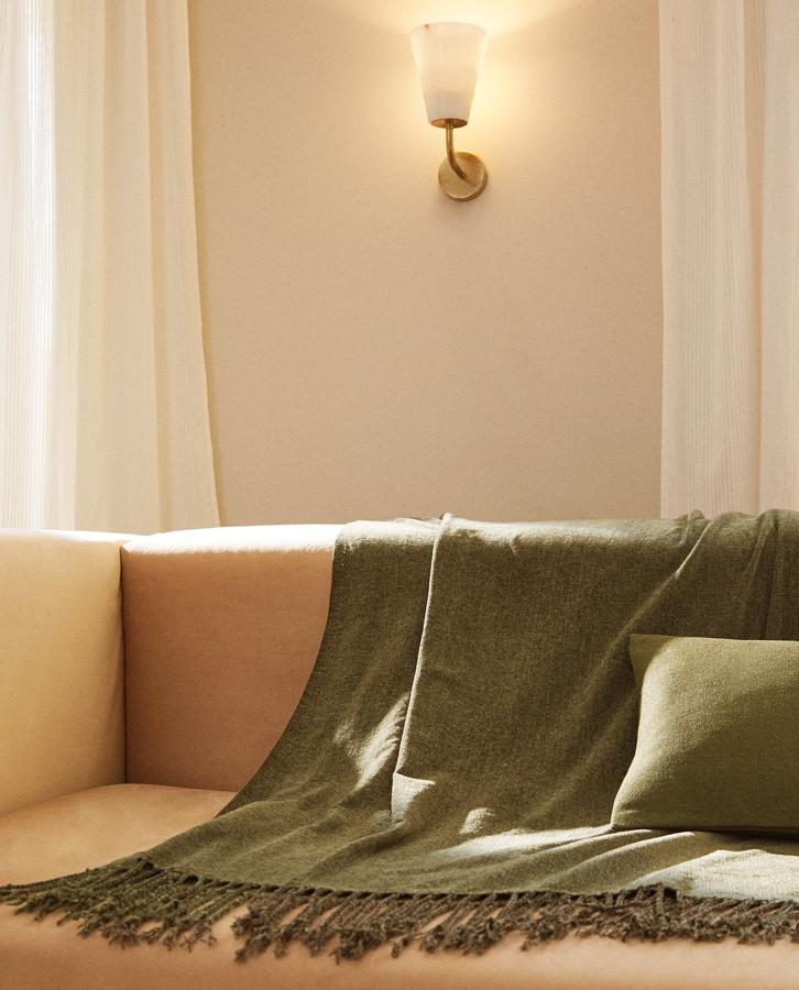 Disponible en numerosos colores, esta manta fina de suave chenilla tiene un tamaño de 140x190 centímetros y un precio de 19,99 euros.