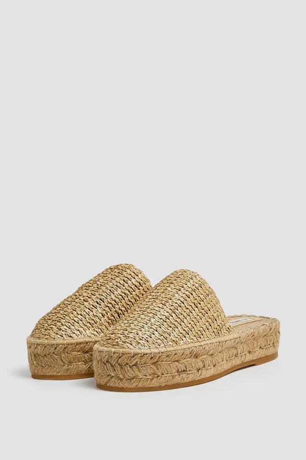 En Pull & Bear encontramos este mule en color natural con suela de yute y corte trenzado de rafia. Con una altura de la suela de 4 centímetros, tiene un precio de 19,99 euros.