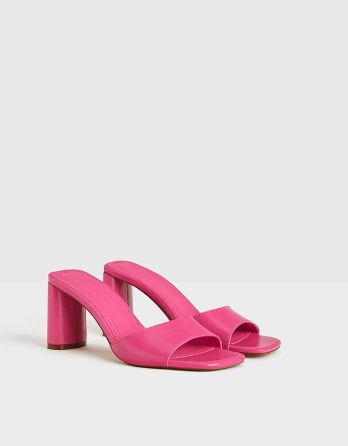 En color rosa fucsia, esta sandalia tipo mule con tacón de 7,5 centímetros y puntera cuadrada es de Bershka y tiene un precio de 29,99 euros.