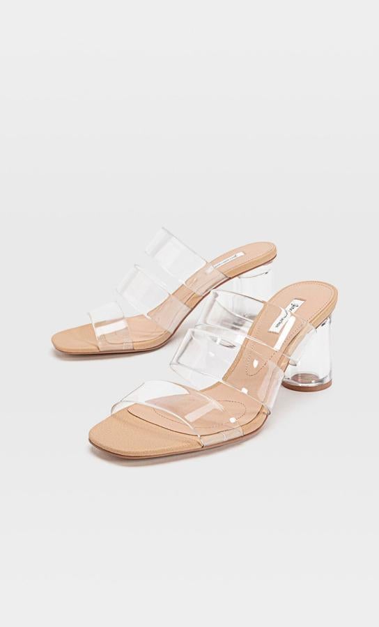 Con tiras de vinilo, esta sandalia en color arena con tacón es de Stradivarius y tiene un precio de 29,99 euros.
