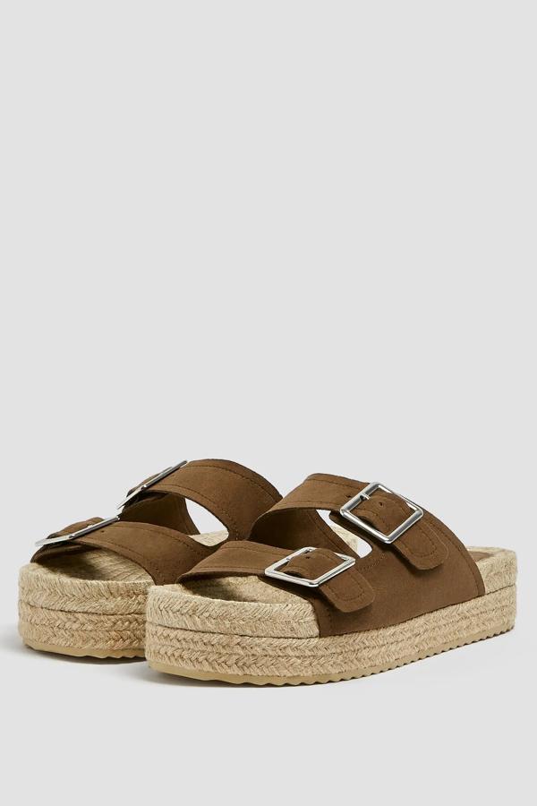 En color kaki, este zapato abierto con planta de yute y detalle de hebillas laterales tiene una altura de cuatro centímetros. Es de Pull & Bear y tiene un precio de 29,99 euros.