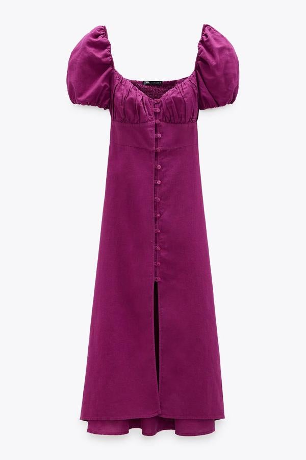 En color ciruela, este vestido midi confeccionado en mezcla de lino y algodón cuenta con escote de pico y manga corta abullonada. Es de Zara y tiene un precio de 39,95 euros.
