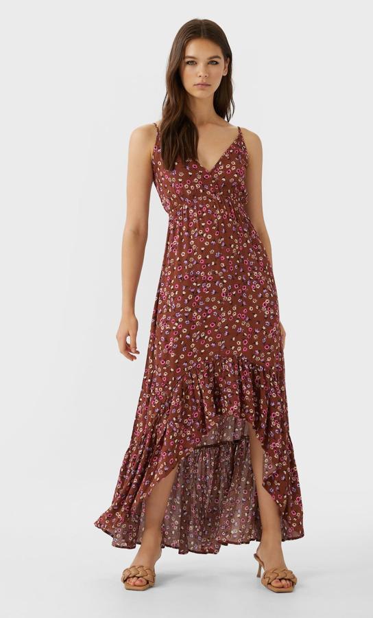 De tirante fino y con elástico en la cintura, este vestido en color marrón con detalle de volante asimétrico en el bajo es de Stradivarius y tiene un precio de 25,99 euros.