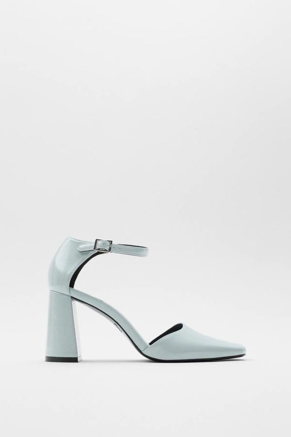 Con tacón de ocho centímetros, este zapato en color azul claro tiene efecto charol y cierre mediante hebilla en pulsera. Es de Zara y tiene un precio de 29,95 euros.