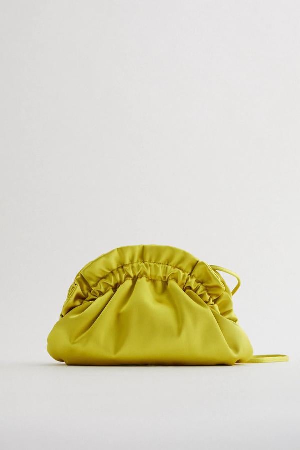 En color verde lima, este bolso bandolera con cuerpo satinado con fruncido en la parte superior es de Zara y tiene un precio de 19,95 euros.