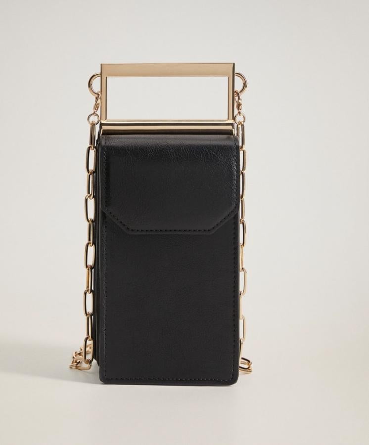 Mango nos propone este diseño rígido, con solapa frontal y asa larga de cadena metálica con cierre de imán. Tiene un precio de 29,99 euros.