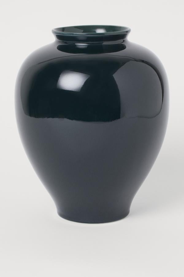 En color petróleo, también disponible en crema, este jarrón grande de cerámica vidriada es de H&M Home y tiene un precio de 24,99 euros.