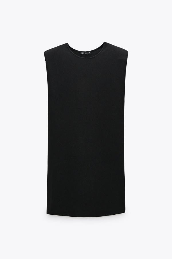 Este vestido negro con cuello redondo y manga sisa con hombreras tiene un precio de 19,95 euros.