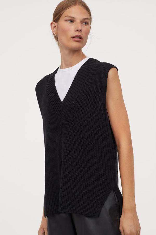 En color negro, con diseño de corte relajado con escote de pico, este chaleco de H&M está confeccionado en punto de canalé de mezcla de algodón suave y tiene abertura angular en el bajo. Tiene un precio de 19,99 euros y está disponible entre las tallas XS y XXL.