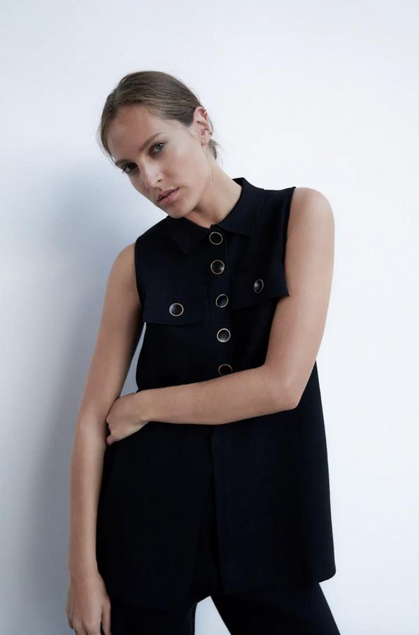 Entre las propuestas más originales está este chaleco de punto en color negro con cuello de solapa y manga sisa que tiene bolsillos de plastrón y cierre de botones con detalles dorados en el frontal. Disponible entre las tallas S y XL, cuesta 29,95 euros.