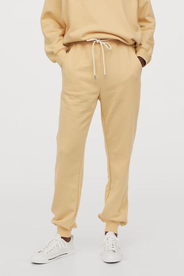 Disponible únicamente en la web de H&M, estos pantalones jogger en tejido sudadera suave vienen con cintura elástica, perneras ajustadas y bajos elásticos en punto de canalé. Cuestan 19,99 euros y está disponible entre las tallas XS y XXL.