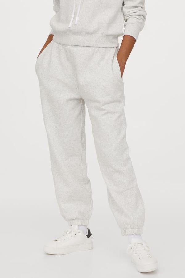 En tejido sudadera de mezcla de algodón, con corte relajado, cintura elástica y cordón de ajuste que tiene bajos elásticos. Cuesta 14,99 euros y está disponible en las tallas L, XL y XXL.