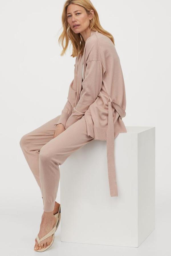 Confeccionados en punto fino de mezcla suave de algodón y cachemira, estos joggers de H&M en rosa claro tienen cintura elástica con bajos en punto elástico de canalé. Tienen un precio de 49,99 euros y están disponibles únicamente en las tallas M y L.