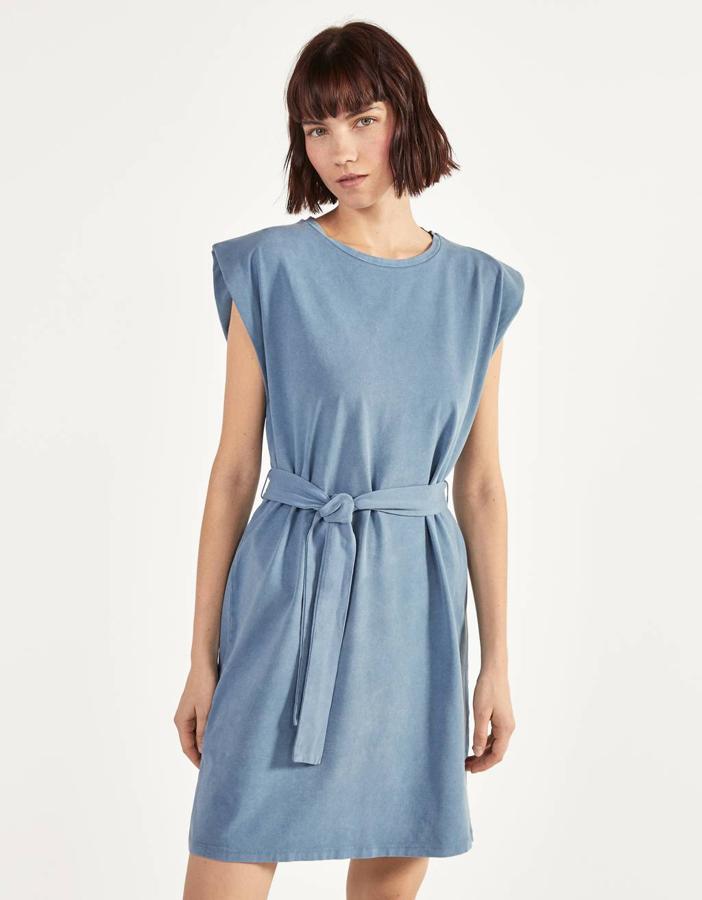 Vestido de felpa con cinturón en color auzl, de Bershka (12,99 euros).
