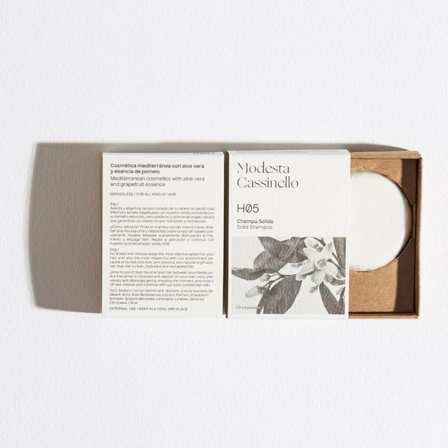 Champu solido H05 de Modesta Cassinello indicado para todo tipo de cabellos (16 euros). Garantiza un cabello limpio, suave y revitalizado, formado por una combinación de sencillez, delicadeza y respeto para el cuidado de tu cuero cabelludo y cabello. Además, es una solución efectiva y responsable en la búsqueda de un futuro más sostenible.