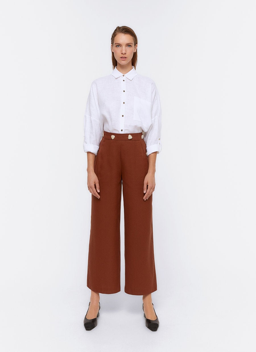 Fluidos, frescos, cómodos y sorprendentemente versátiles. Hazte con la versión culotte de estos pantalones de Uterqüe en el color estrella del otoño, el terracota. (89 euros).