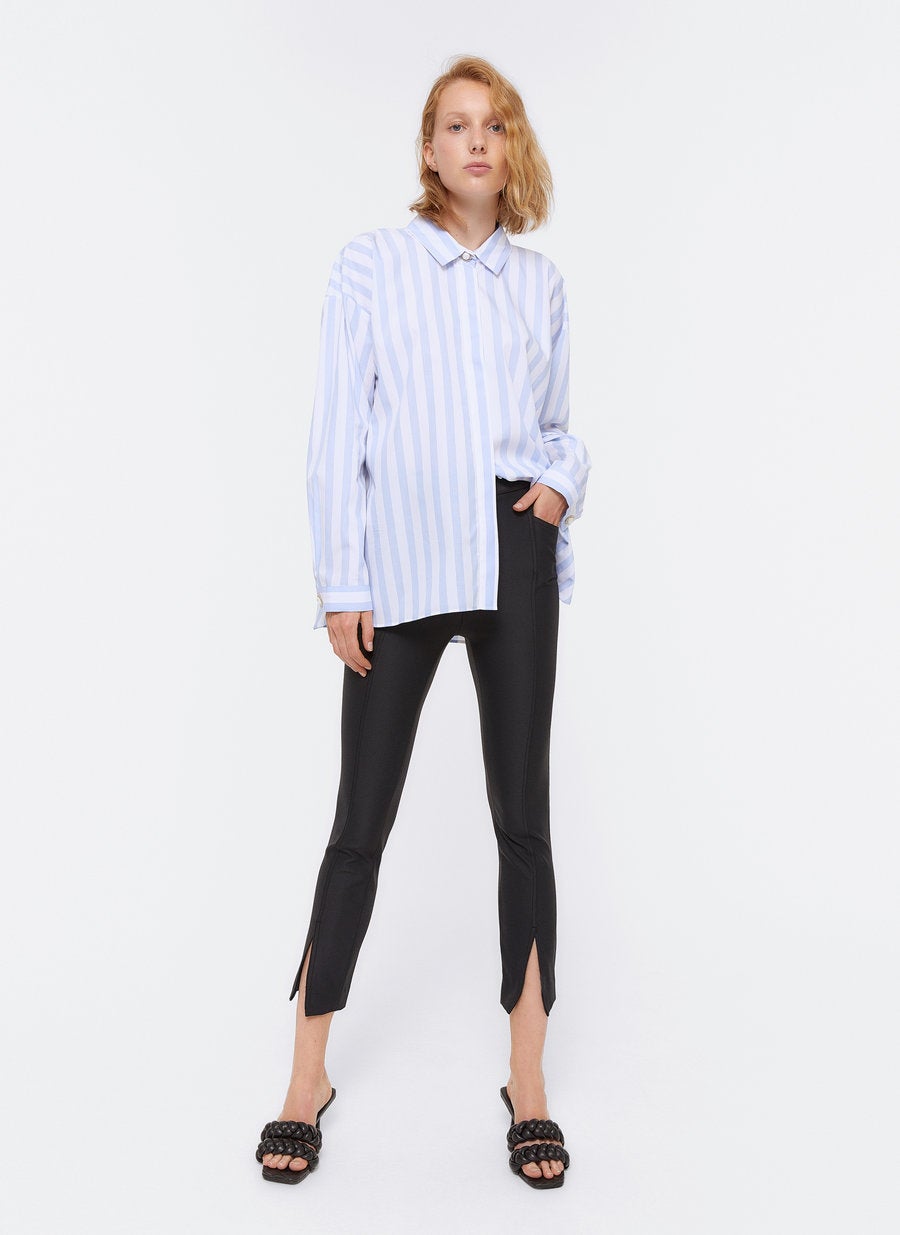 Estilazo para presumir de figura: pantalones pitllos negros con aberturas delanteras en el bajo. Estilizan y alargan visualmente las piernas. ¿Qué más les podemos pedir? (69 euros).