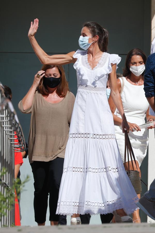Cuarta aparición pública de los Reyes en Baleares, y tercer vestido blanco de estreno y 'made in Spain' de la Reina. En esta ocasión, doña Letizia apuesta por primera vez por Charo Ruiz, una de las firmas de moda con más tradición y famosas de Ibiza, y lo hace con un vestido de marcada inspiración 'ad lib' que ha combinado con sus inseparables alpargatas de cuña de Macarena Shoes y el capazo con su nombre (Letizia Mini) de Whitelily.