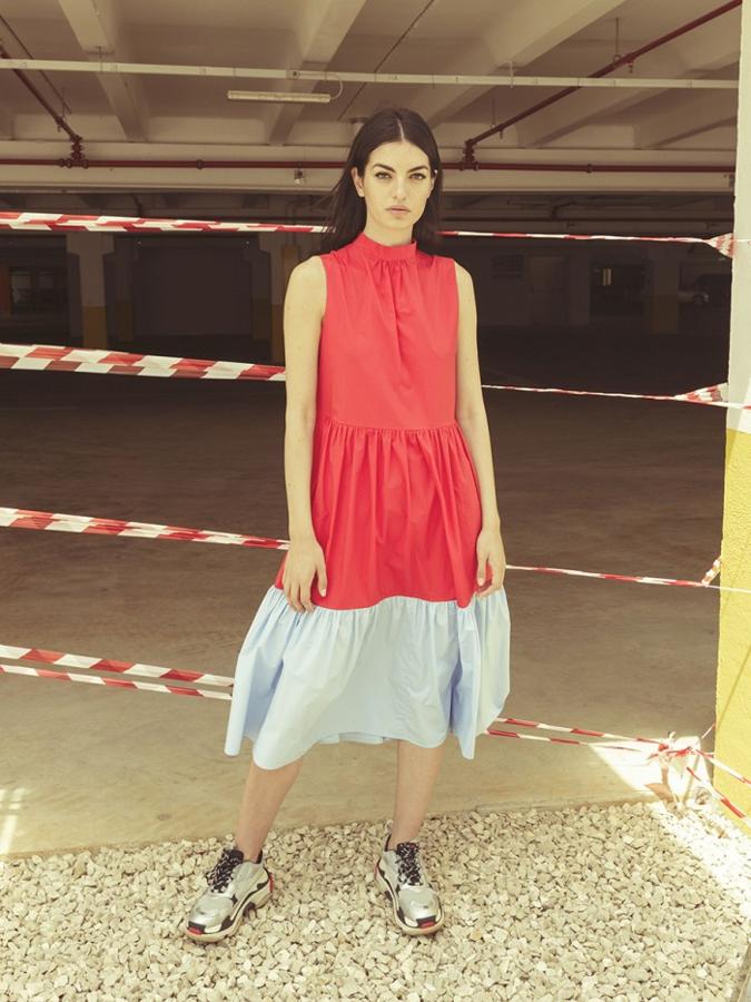 De corte midi, cuello subido y sin mangas y volante azul en el bajo, de Anonyme (69,30 euros).