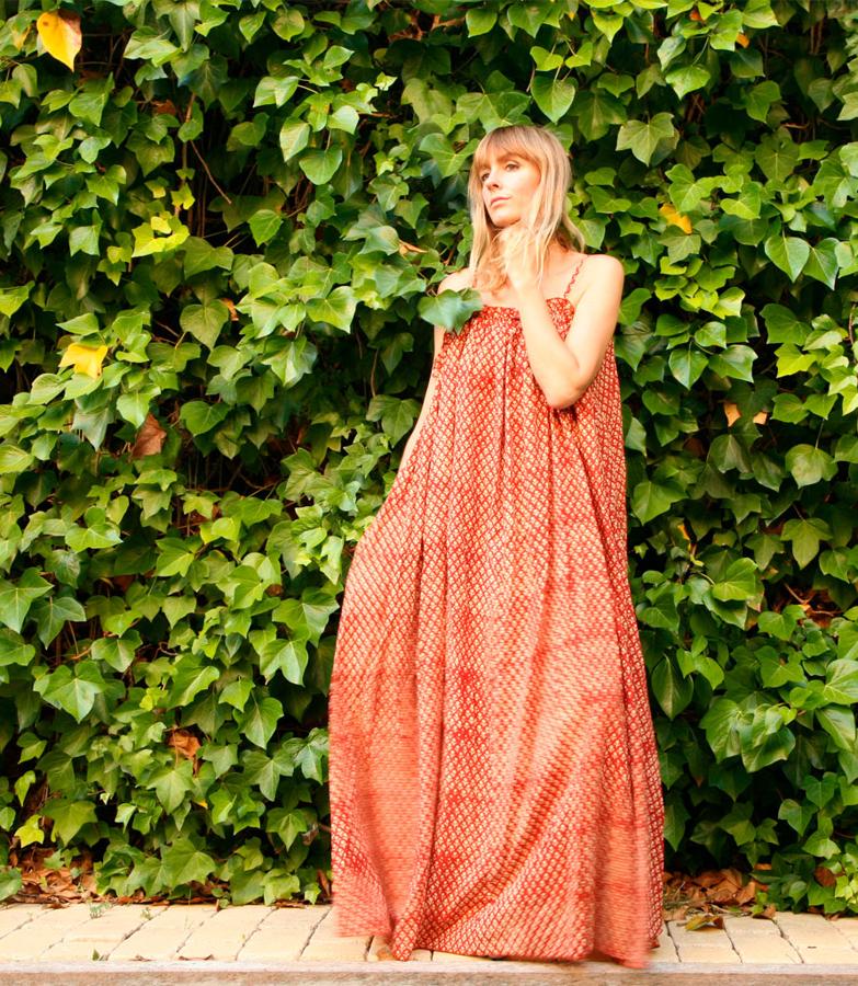 Maxi vestido estampado a mano con bolsillos, espalda descubierta y finos tirantes, de Babbaki (135 euros).