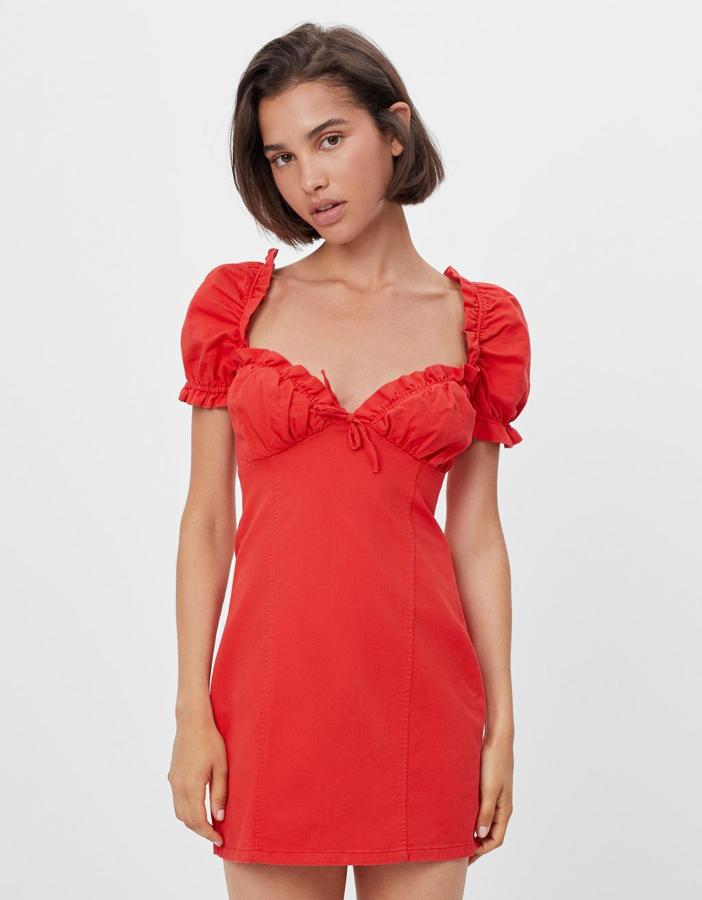 De tejido denim, corte ajustado y escote en forma de corazón, de Bershka (25,99 euros).