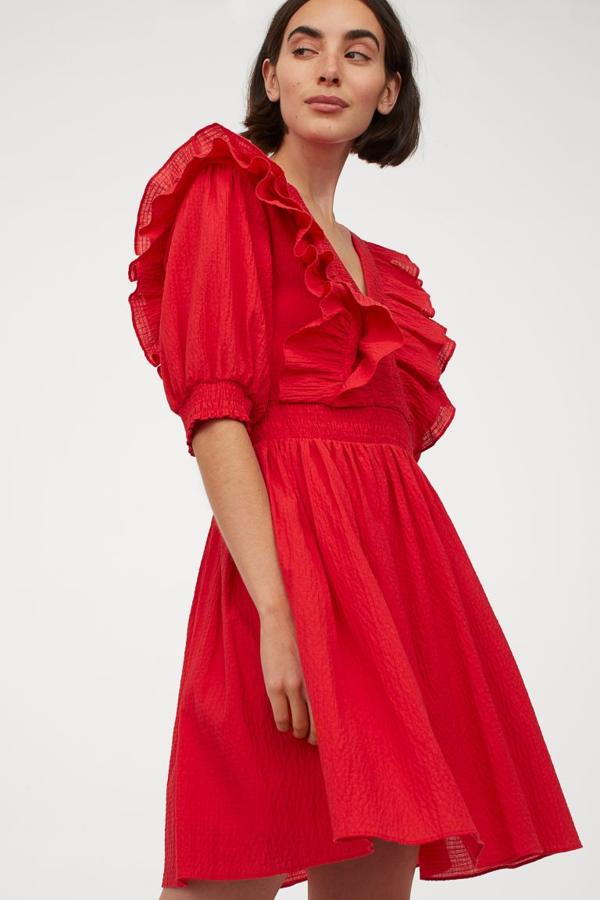 Con escote y mangas con volantes y falda acampanada, de H&M (59,99 euros).