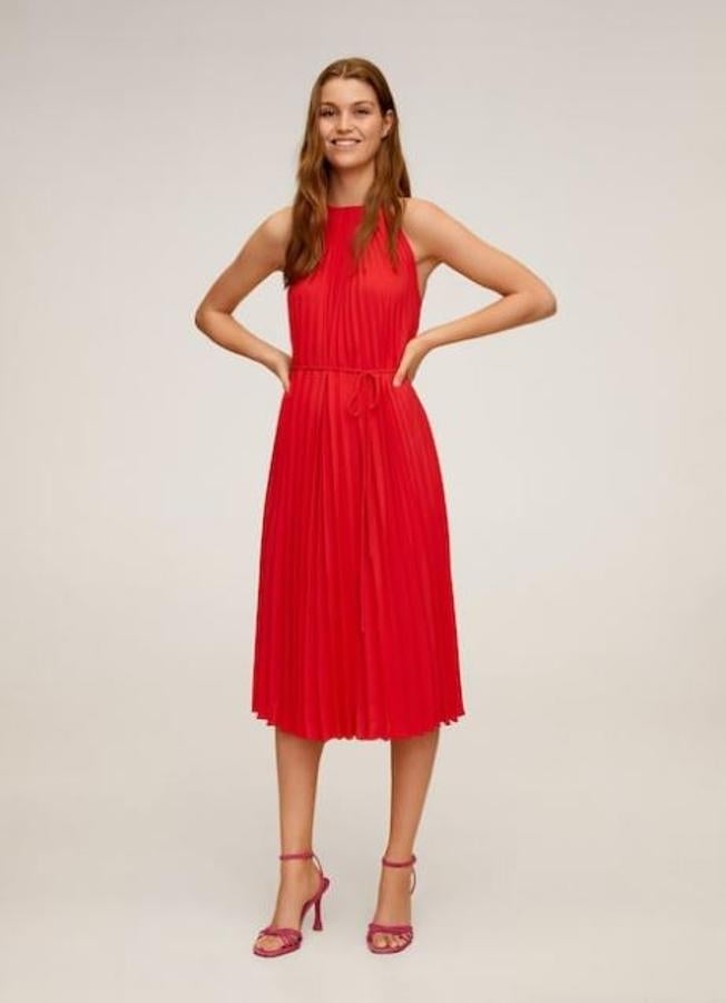 Con tejido plisado, corte midi y cinturón, de Mango (17,99 euros).