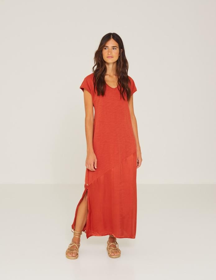 Largo y manga corta, con el detalle de un volante satinado en el bajo, de Yerse (54,95 euros).