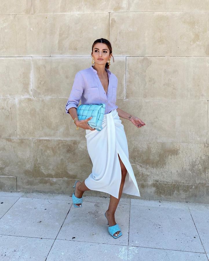 El azul claro y el lila son dos de los colores que más han arrasado esta temporada y Alexandra Pereira, fiel seguidora de las tendencias actuales, los ha usado para combinar esta falda. La influencer arrasó con este look formado por una camisa lila también de Zara y unos mules azules aa juego con el bolso de Bottega Veneta.