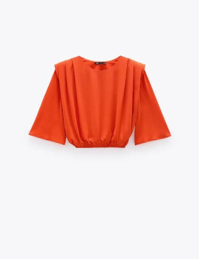 Cuerpo de manga corta en color naranja y corte cropped, de Zara (17,95 euros).